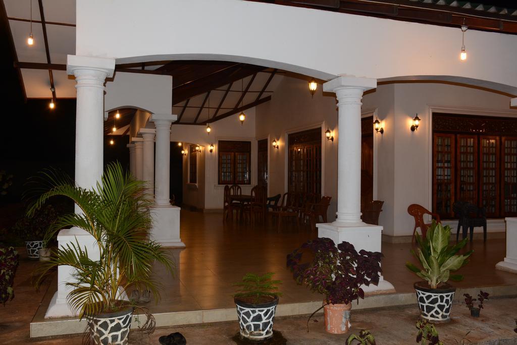 First House Mihintale Hotel Buitenkant foto
