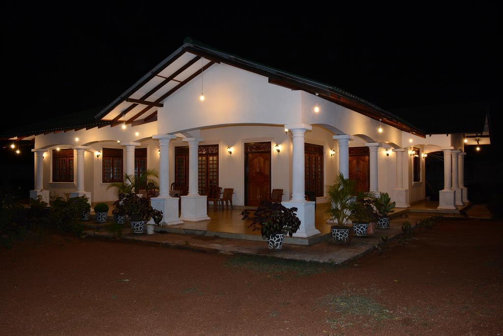 First House Mihintale Hotel Buitenkant foto