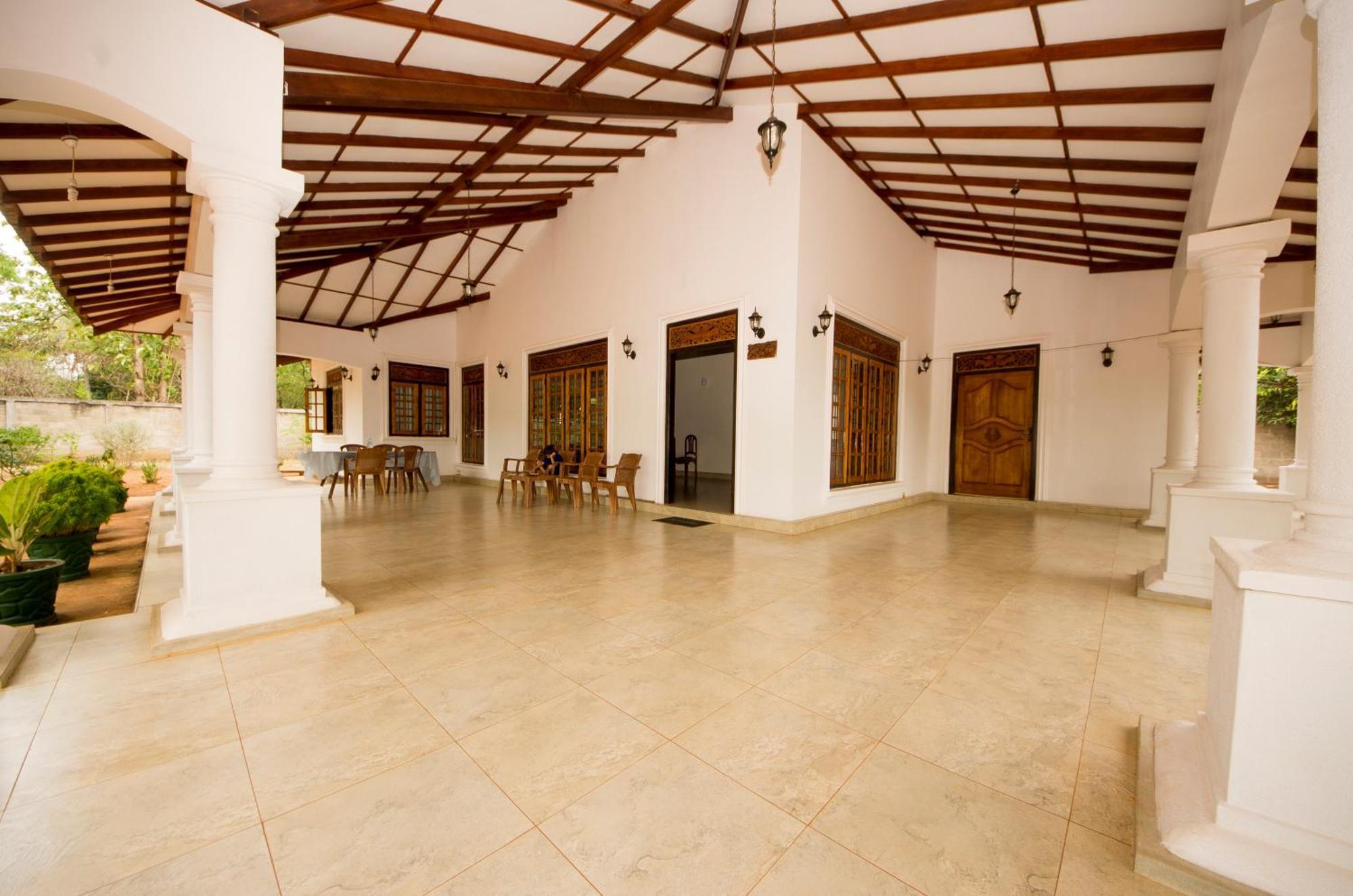 First House Mihintale Hotel Buitenkant foto